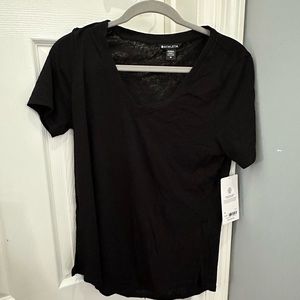 Athleta BREEZY SCOOP V TEE Black size M NWT